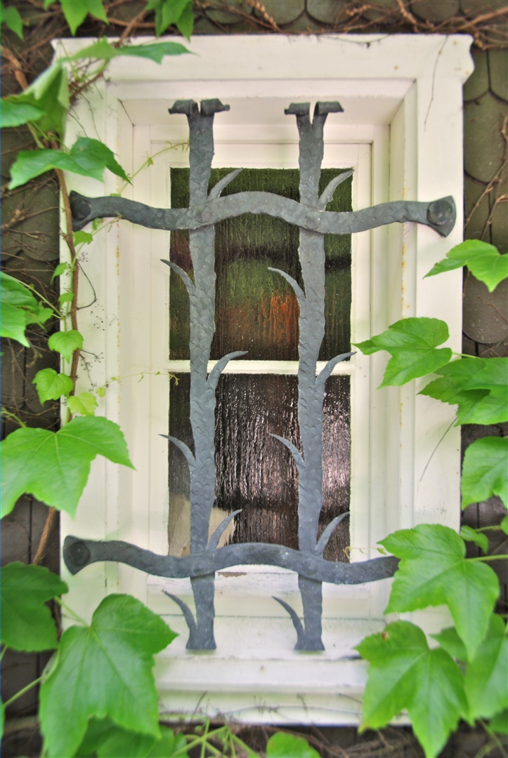 Orginal erhaltene Jugendstilfenstergitter. Die gleichen Gitter finden sich z.B. bei einer bekannten Jugendstilvilla in Heppenheim. - Oliver Reifferscheid - Immobilienmakler Darmstadt