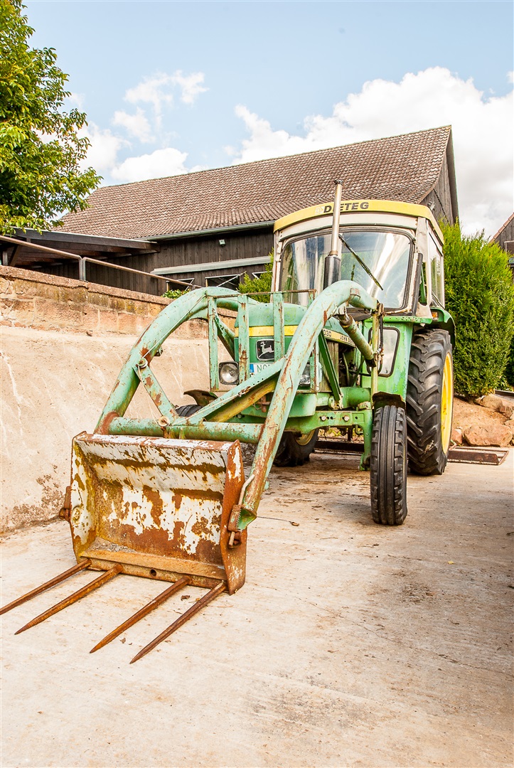 Der Traktor kann für 4.500 € hinzugekauft werden. (Hierfür fällt keine Provision an) - Oliver Reifferscheid - Immobilienmakler Darmstadt