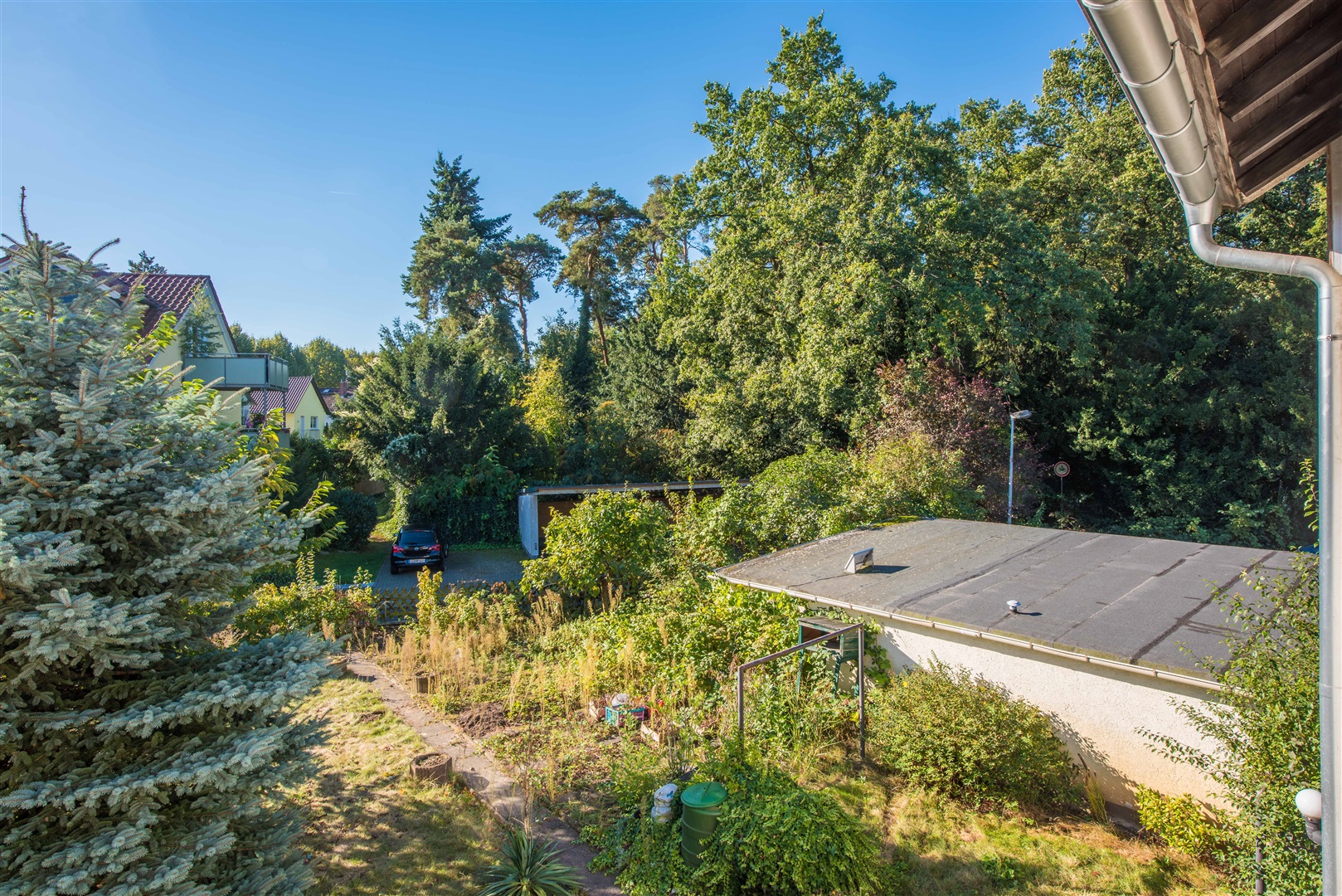Blick auf die Garagen und den Ostpark - Oliver Reifferscheid - Immobilienmakler Darmstadt