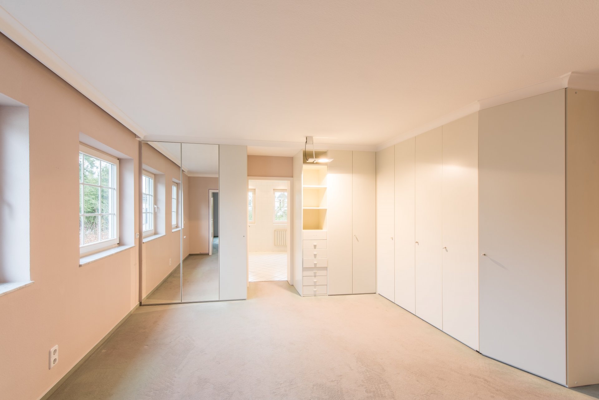 Die separate Elternsuite besteht aus drei Räumen, beginnend mit dem sehr goßen Ankleidezimmer - Oliver Reifferscheid - Immobilienmakler Darmstadt