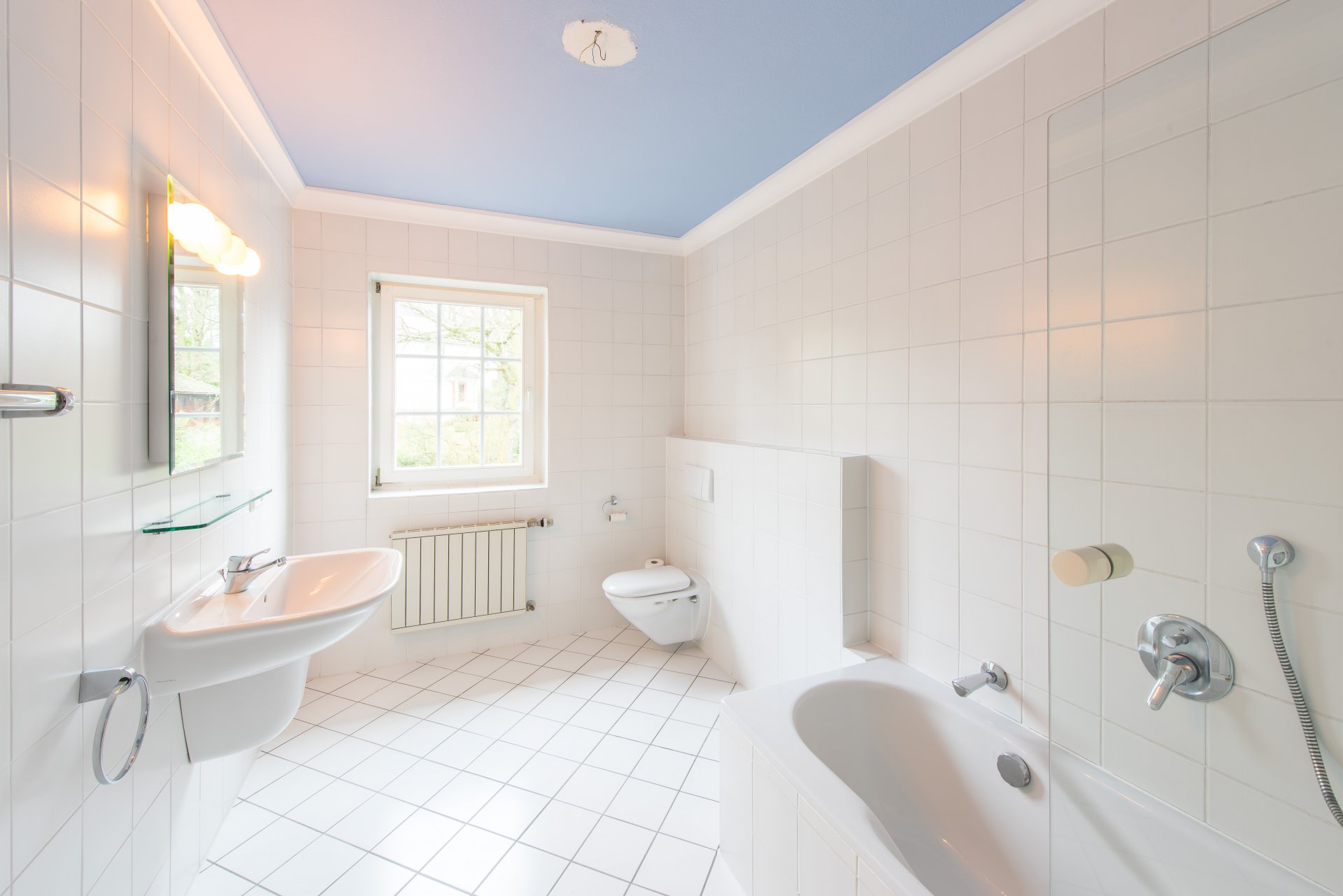 Kinderbad mit Badewanne, WC und Waschtisch - Oliver Reifferscheid - Immobilienmakler Darmstadt