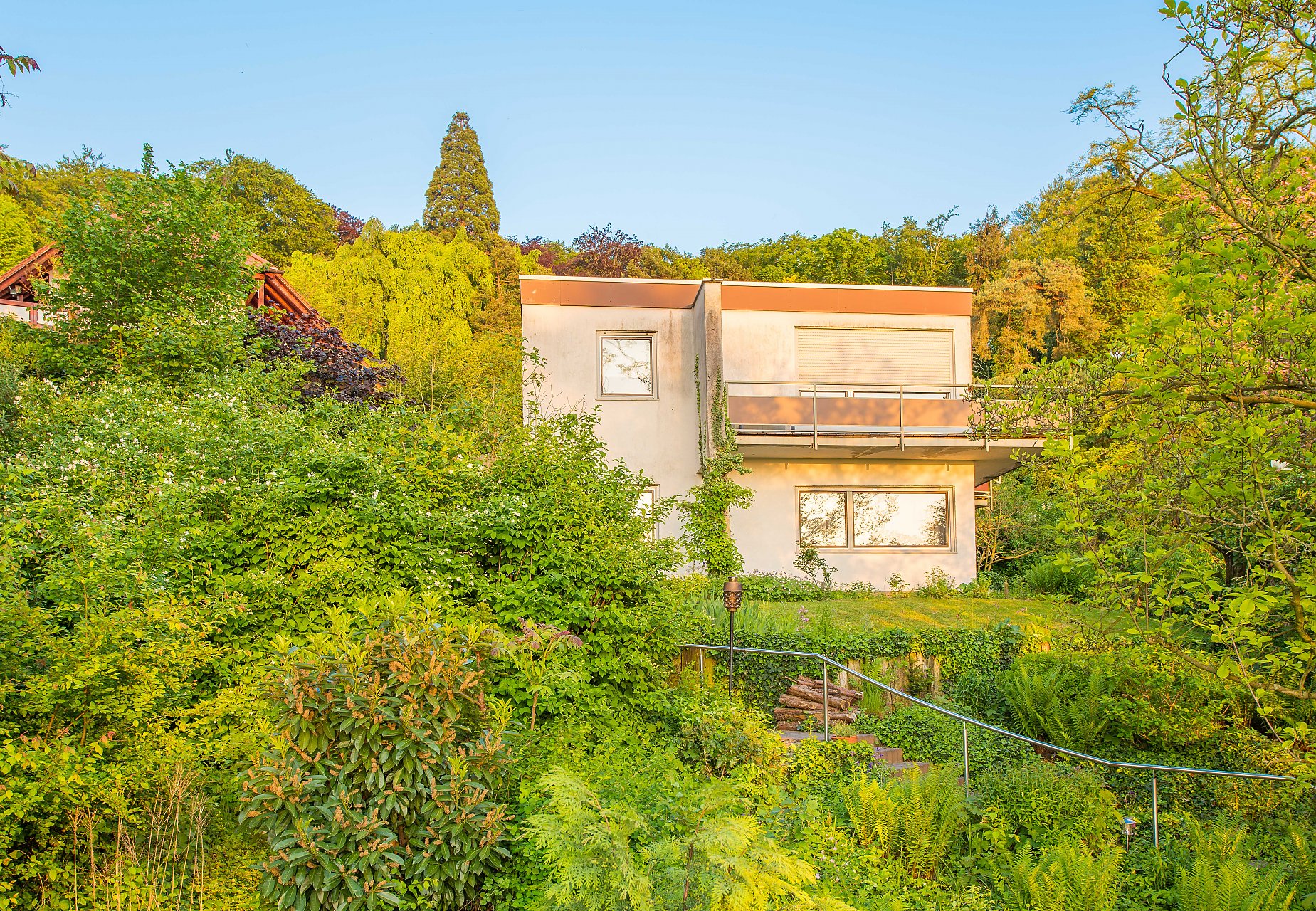 Seeheim Einfamilienhaus im Bauhausstil der 60er Jahre auf großem Grundstück in bester Hanglage - Oliver Reifferscheid - Immobilienmakler Darmstadt