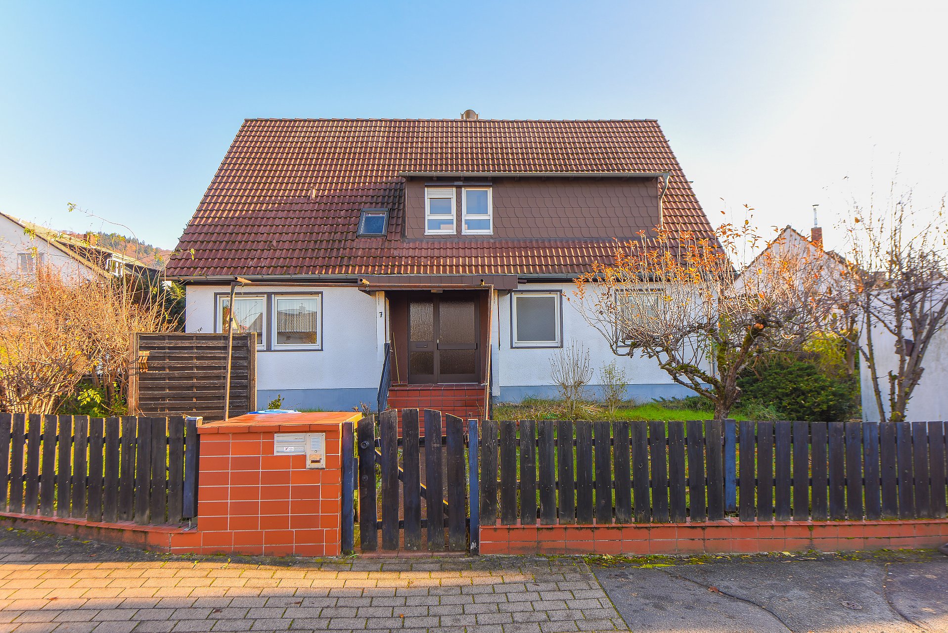 Seeheim Großes Ein-, Zweifamilienhaus mit großer Garage und Grün drumherum - Oliver Reifferscheid - Immobilienmakler Darmstadt