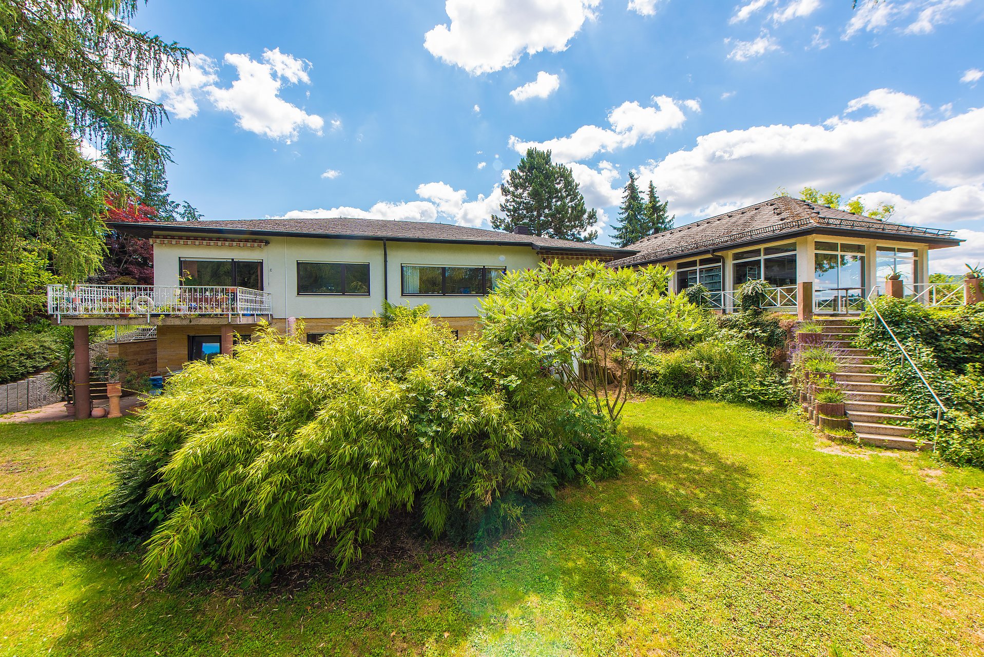 Heppenheim - Kirschhausen Sehr großer Bungalow mit wunderschönem Blick auf großem, ebenem Hanggrundstück - Oliver Reifferscheid - Immobilienmakler Darmstadt
