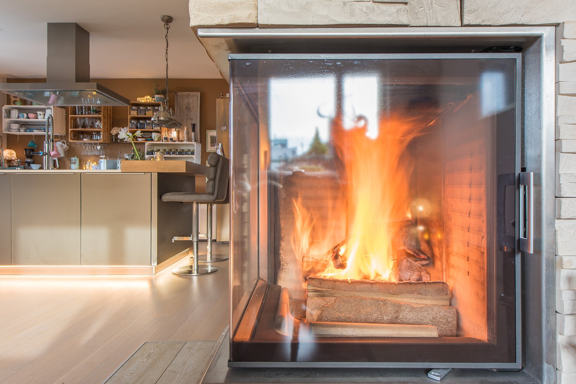 Darmstadt Penthaus trifft auf Kamin, Küchenblock und Südwestterrasse - Oliver Reifferscheid - Immobilienmakler Darmstadt