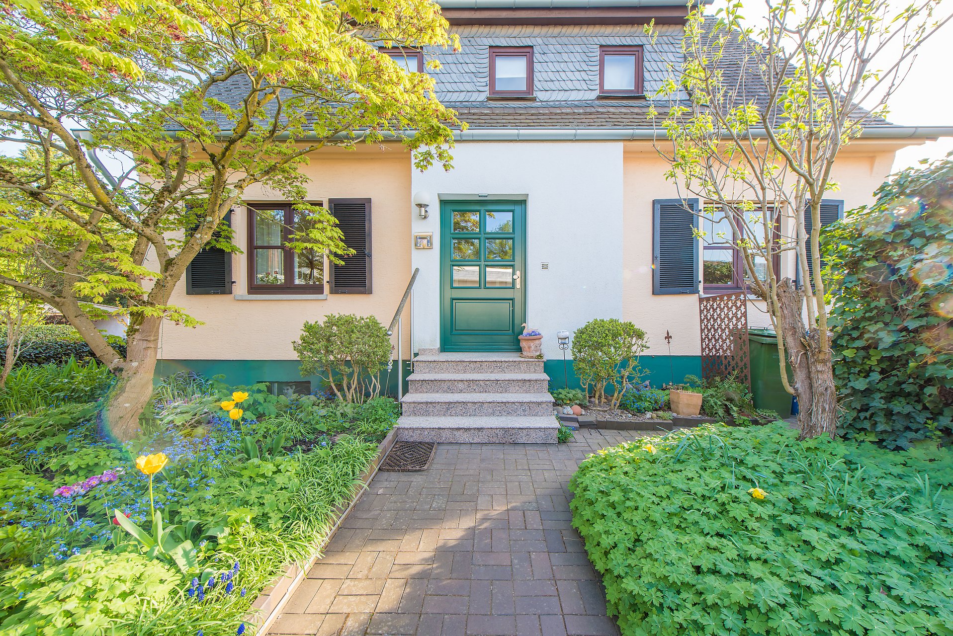 Jugenheim Vintage Villachen mit riesiger PKW-Garage, Autogrube, großer Südterrasse und großem Garten - Oliver Reifferscheid - Immobilienmakler Darmstadt