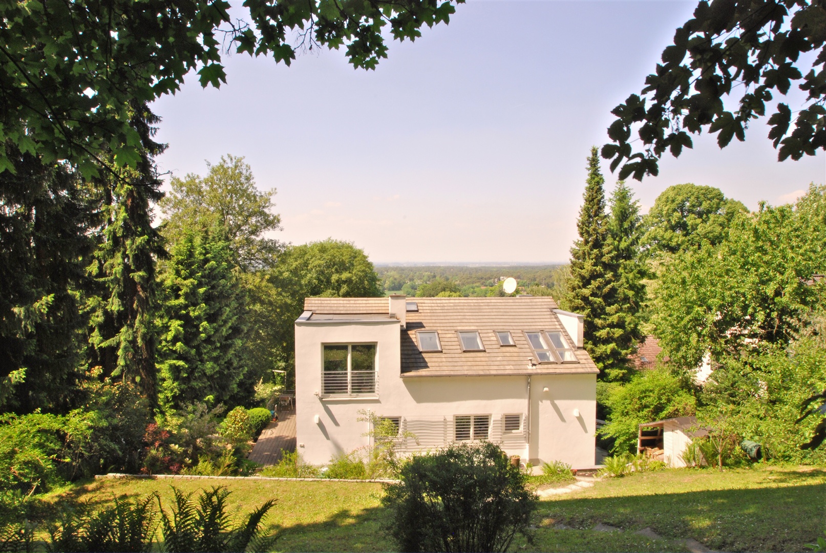 villa in jugenheim: garten hinter dem objekt, teilweise aufwendig terrassiert - Oliver Reifferscheid - Immobilienmakler Darmstadt