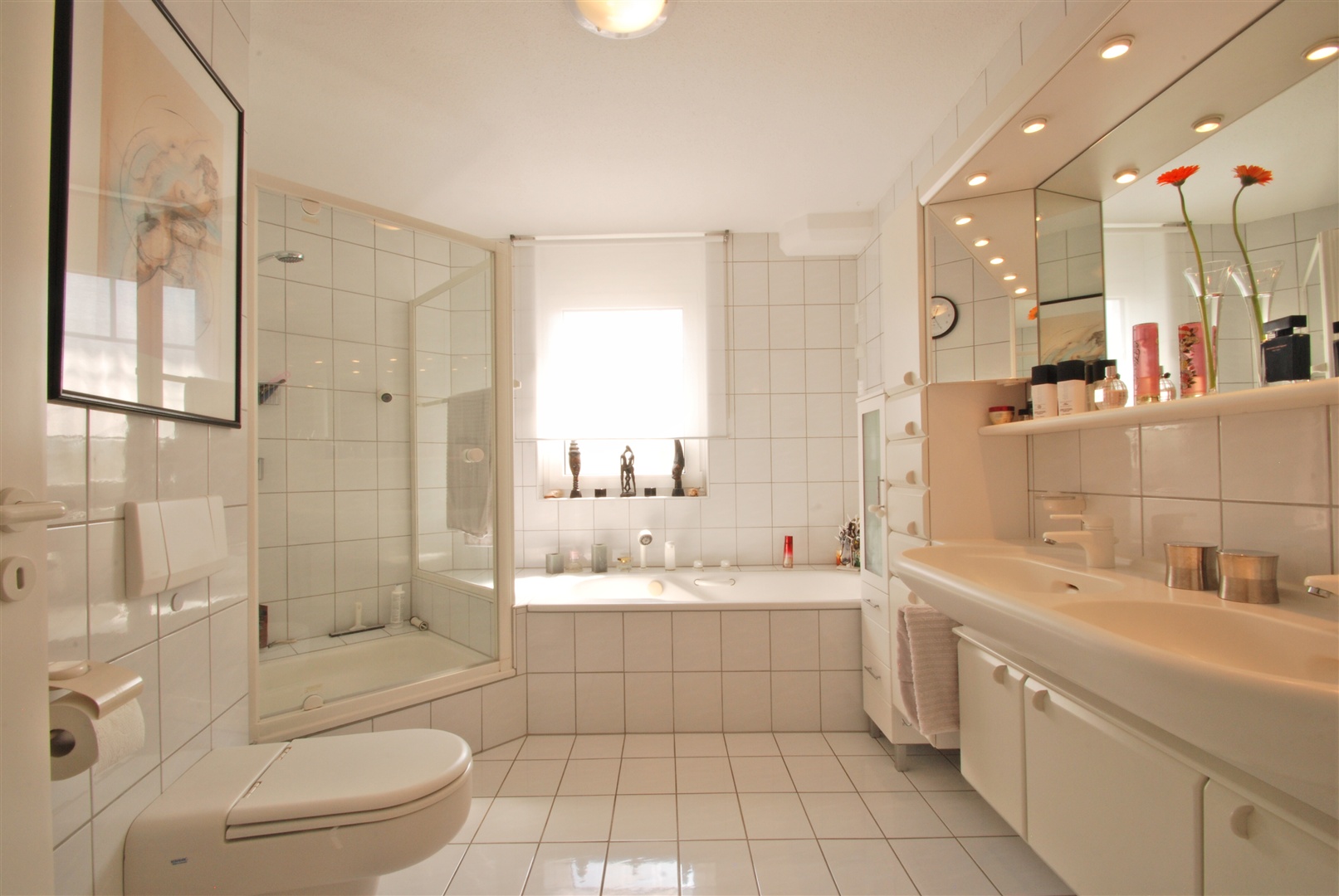 reihenhaus in seeheim: modernes hauptbad mit badwanne, dusche, toilette und 2 waschtischen mit schrank - Oliver Reifferscheid - Immobilienmakler Darmstadt