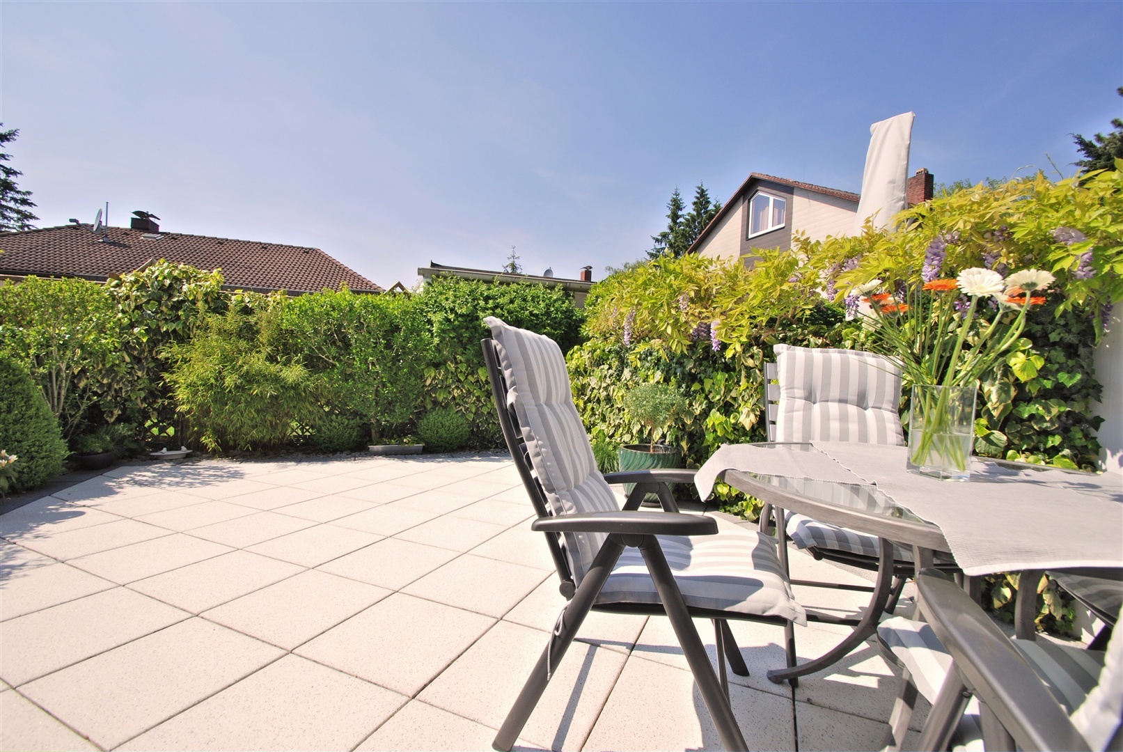 reihenhaus in seeheim: pflegeleichter garten, die platten sind in kies gelegt und leicht zu verändern - Oliver Reifferscheid - Immobilienmakler Darmstadt