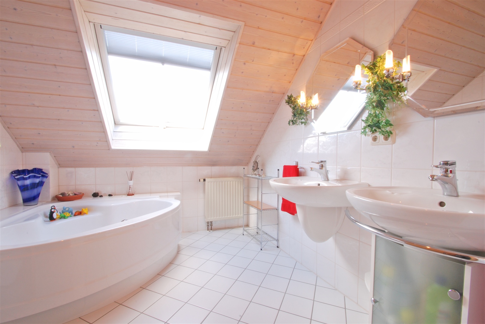 einfamilienhaus in weiterstadt: hauptbad mit 2 X waschtisch, badewanne und toilette - Oliver Reifferscheid - Immobilienmakler Darmstadt