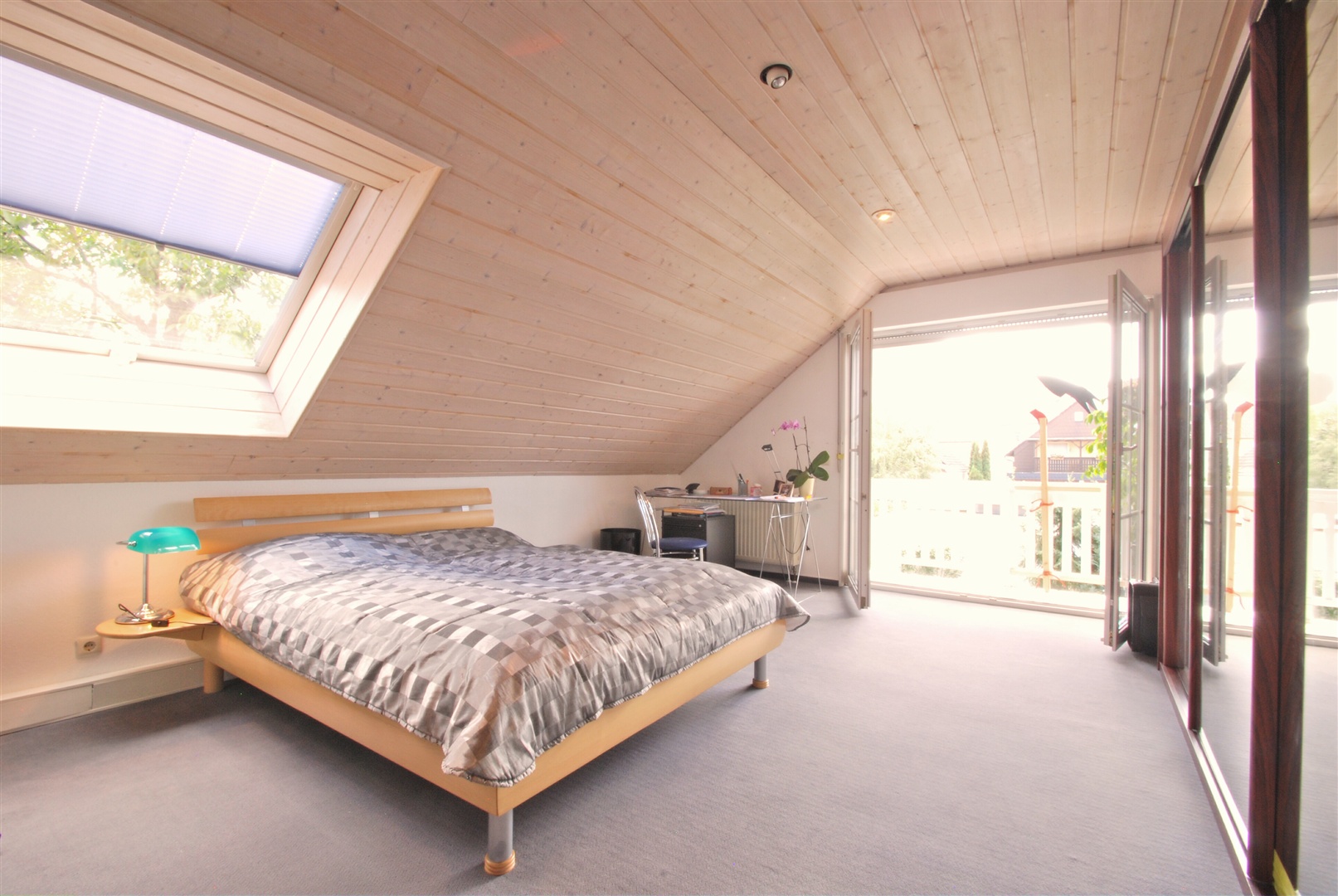 einfamilienhaus in weiterstadt: elternschlafzimmer mit zugang zum südbalkon - Oliver Reifferscheid - Immobilienmakler Darmstadt