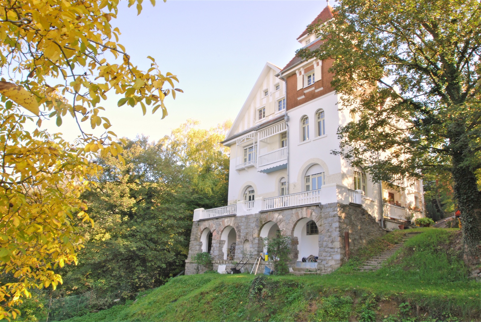 villa mit romanisch angehauchten bögen deutet auf den 