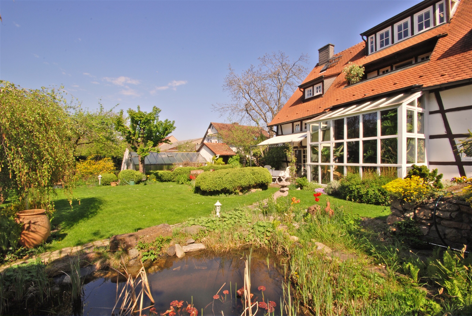 große gartenanlage mit teich und gewächshaus - Oliver Reifferscheid - Immobilienmakler Darmstadt