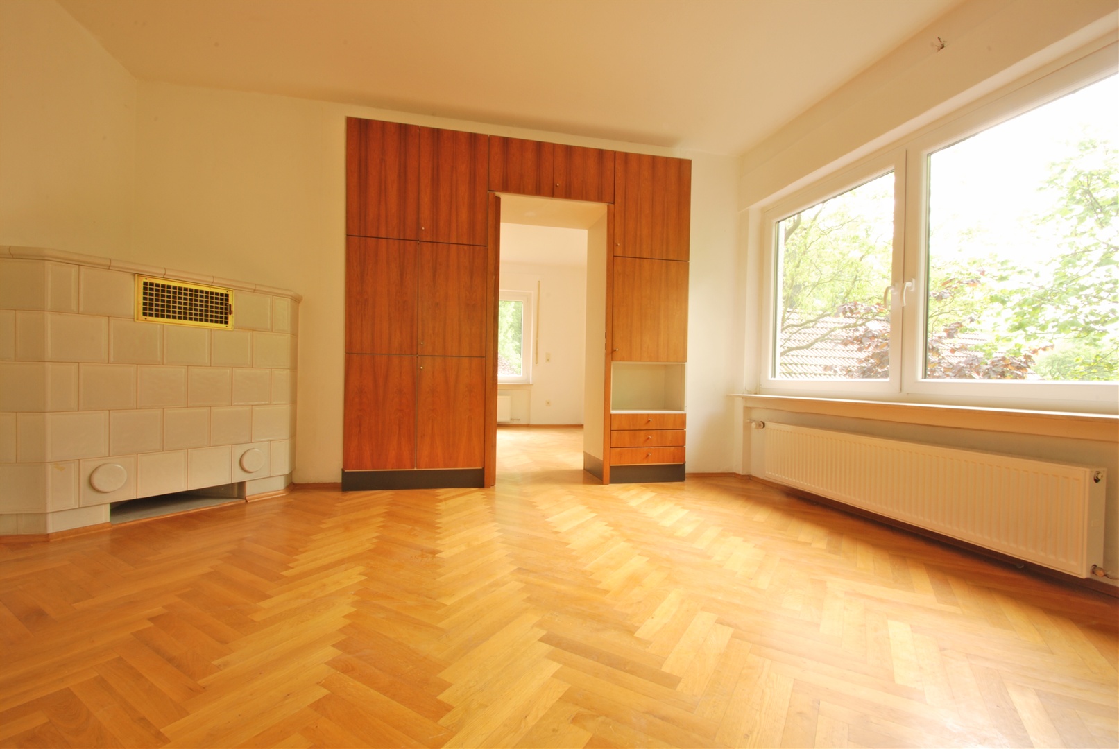 schlafzimmer 1 im 1. og mit kachelofen - Oliver Reifferscheid - Immobilienmakler Darmstadt