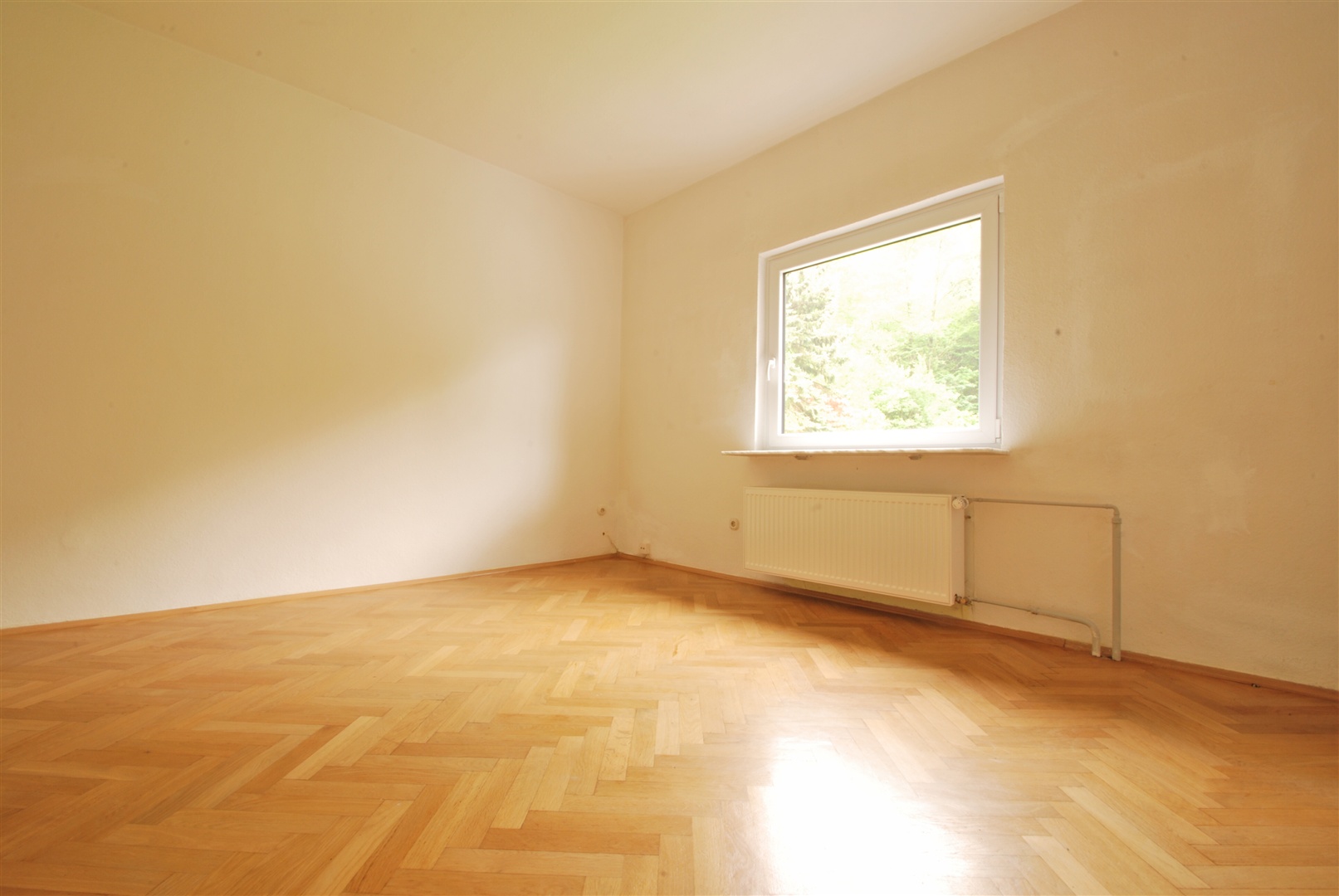 schlafzimmer 2 im1. og mit fischgrätparkett - Oliver Reifferscheid - Immobilienmakler Darmstadt