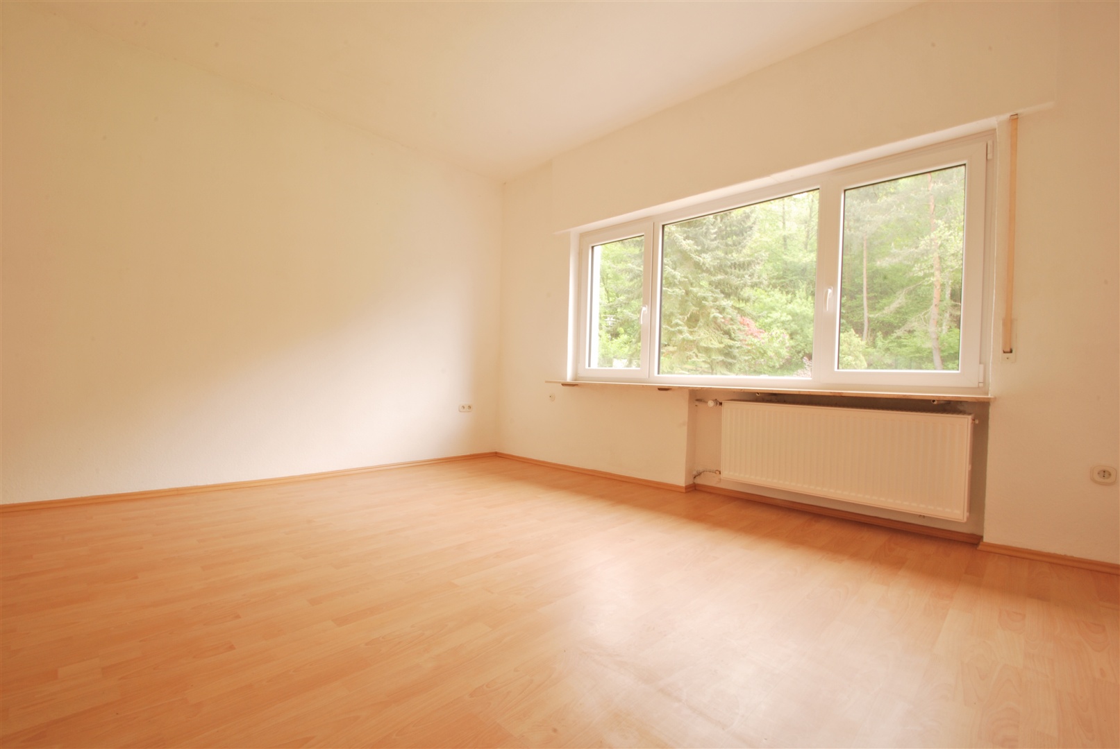 schlafzimmer 3 im 1. og mit großem dreiteiligem fenster - Oliver Reifferscheid - Immobilienmakler Darmstadt