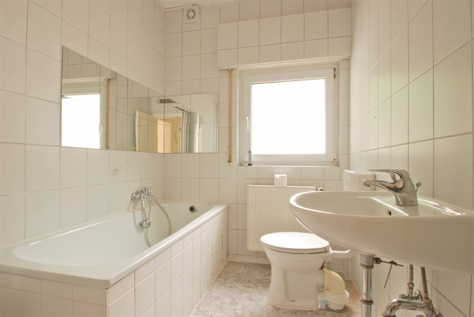 tageslichtbad mit wanne im 1. og - Oliver Reifferscheid - Immobilienmakler Darmstadt