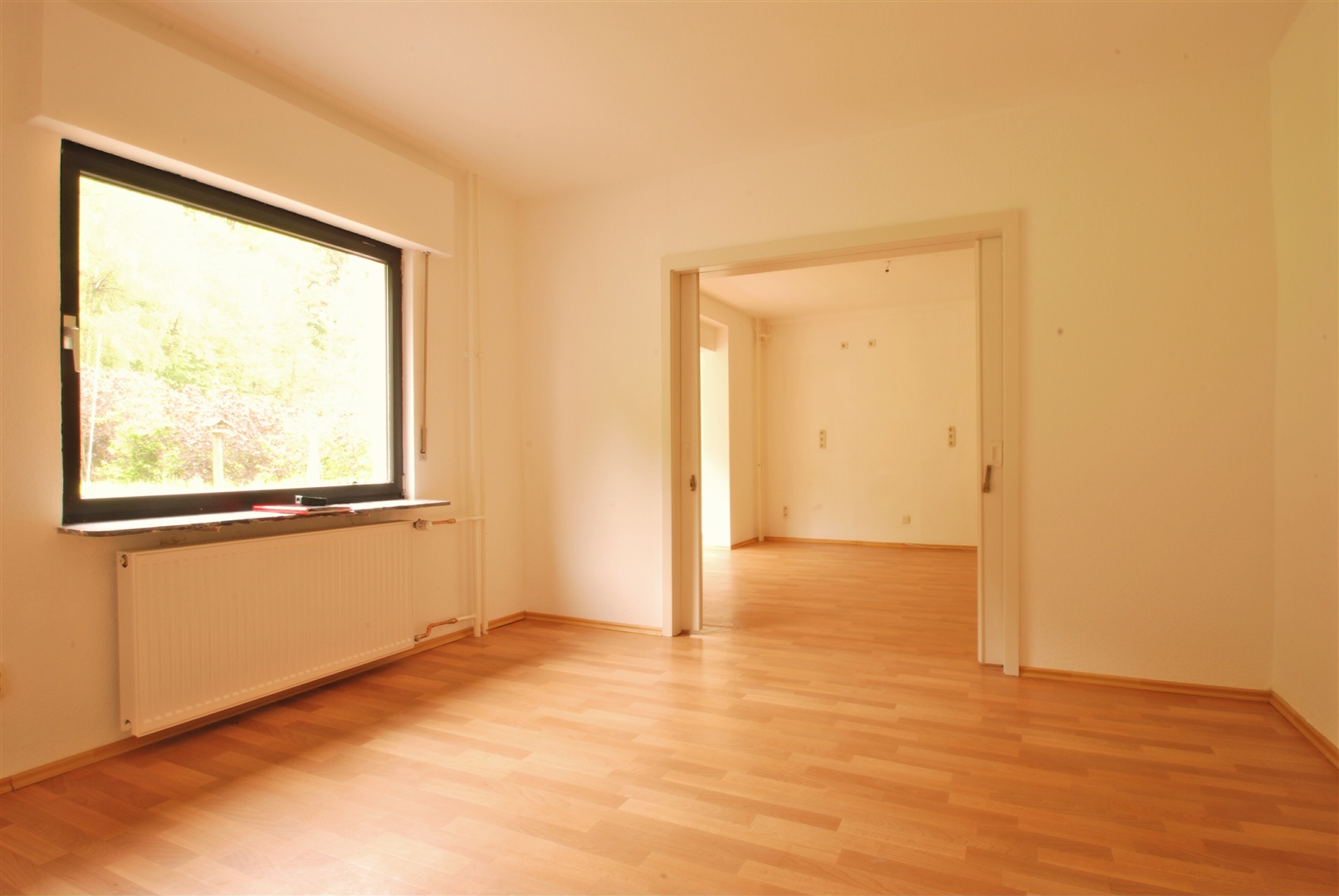 schlafzimmer/wohnraum im eg mit linoleum boden - Oliver Reifferscheid - Immobilienmakler Darmstadt