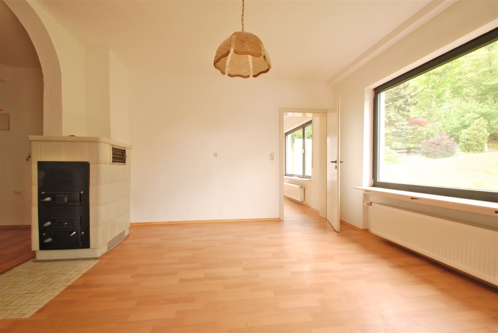wohnraum im eg mit zentralem kachelofen - Oliver Reifferscheid - Immobilienmakler Darmstadt