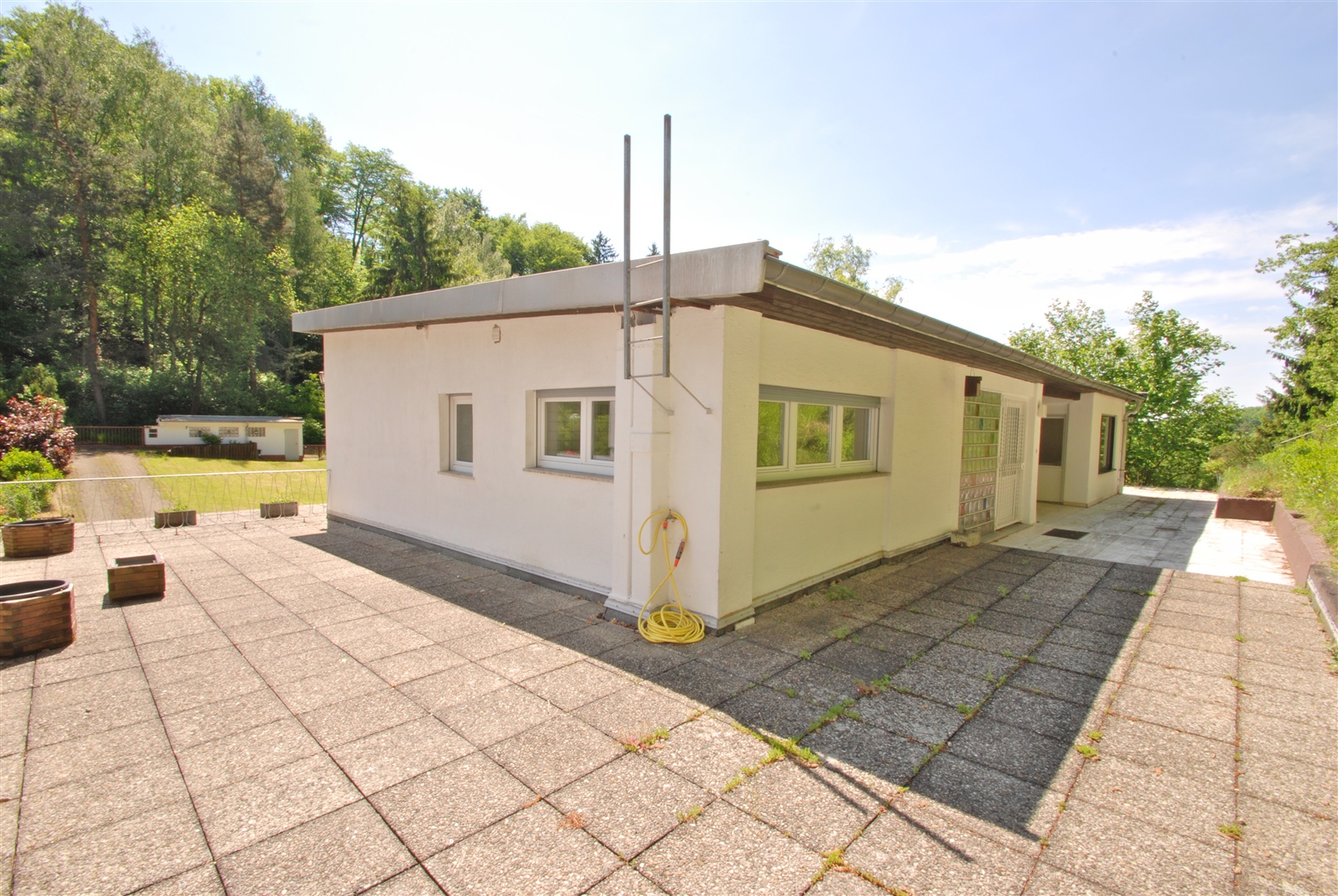 terrasse über der garage, dach wurde abgedichtet - Oliver Reifferscheid - Immobilienmakler Darmstadt