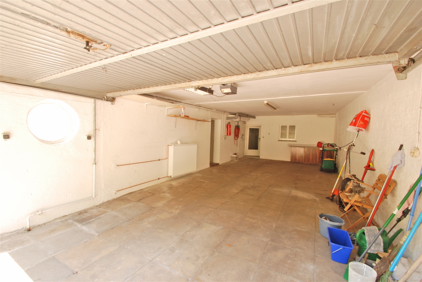 garage mit übergröße für zwei pkw hintereinander, auf dem grundstück liegt eine weitere garage - Oliver Reifferscheid - Immobilienmakler Darmstadt