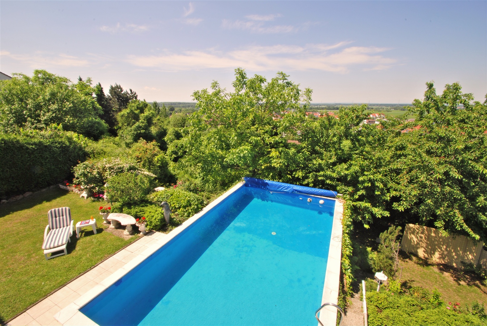 freischwimmbad in höhenlage mit weitem blick ins rheintal - Oliver Reifferscheid - Immobilienmakler Darmstadt