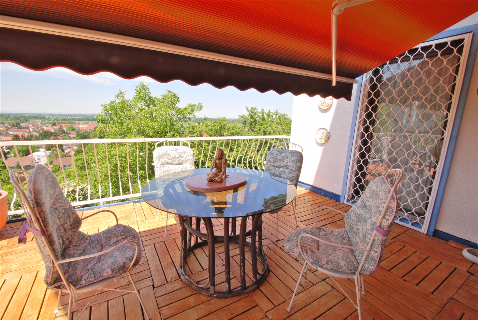 süd- westterrasse mit blick in die rheinebene, direkt vorm wohn- esszimmer gelegen - Oliver Reifferscheid - Immobilienmakler Darmstadt