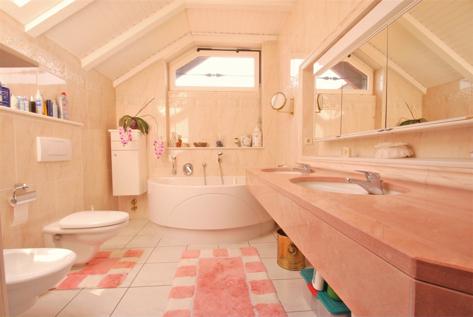 renoviertes bad mit sprudelwanne, toilette, bidet, zwei waschtische und fast bodengleicher, übergroßer duschkabine. das bad ist der eingang zur elternsuite - Oliver Reifferscheid - Immobilienmakler Darmstadt