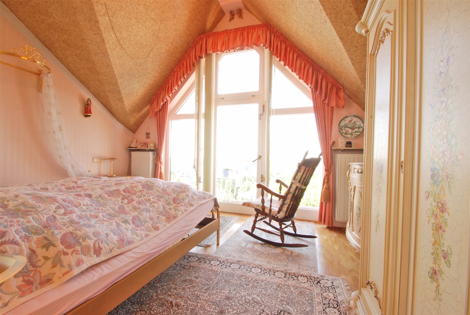 elternschlafzimmer mit überhöhe, panoramaverglasung und doppeltem kleiderschrank mit abteilungen für sie und ihn - Oliver Reifferscheid - Immobilienmakler Darmstadt