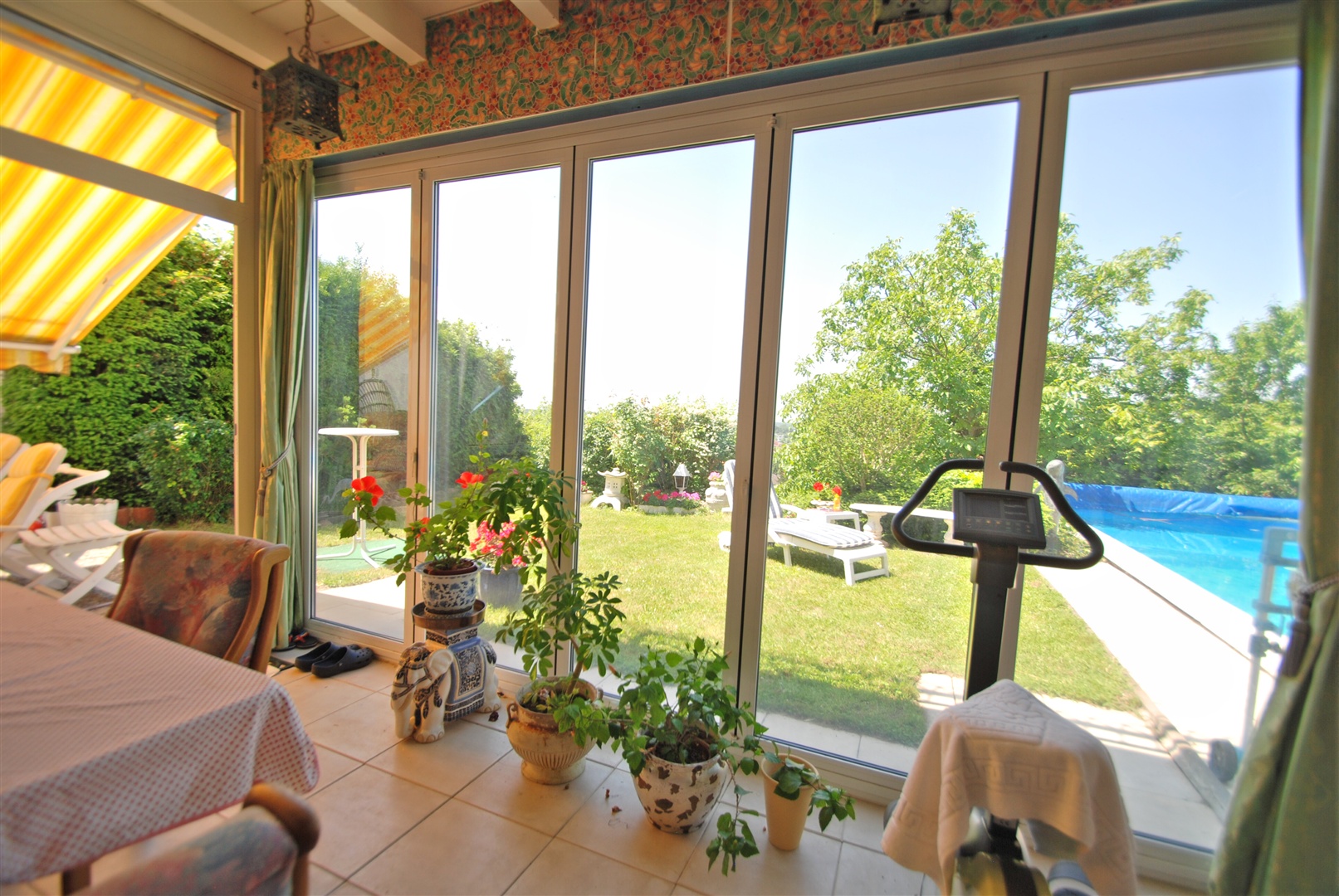 wintergarten der einliegerwohnung. die südverglasung kann man verschieben, so das ein offener sitzplatz entsteht - Oliver Reifferscheid - Immobilienmakler Darmstadt
