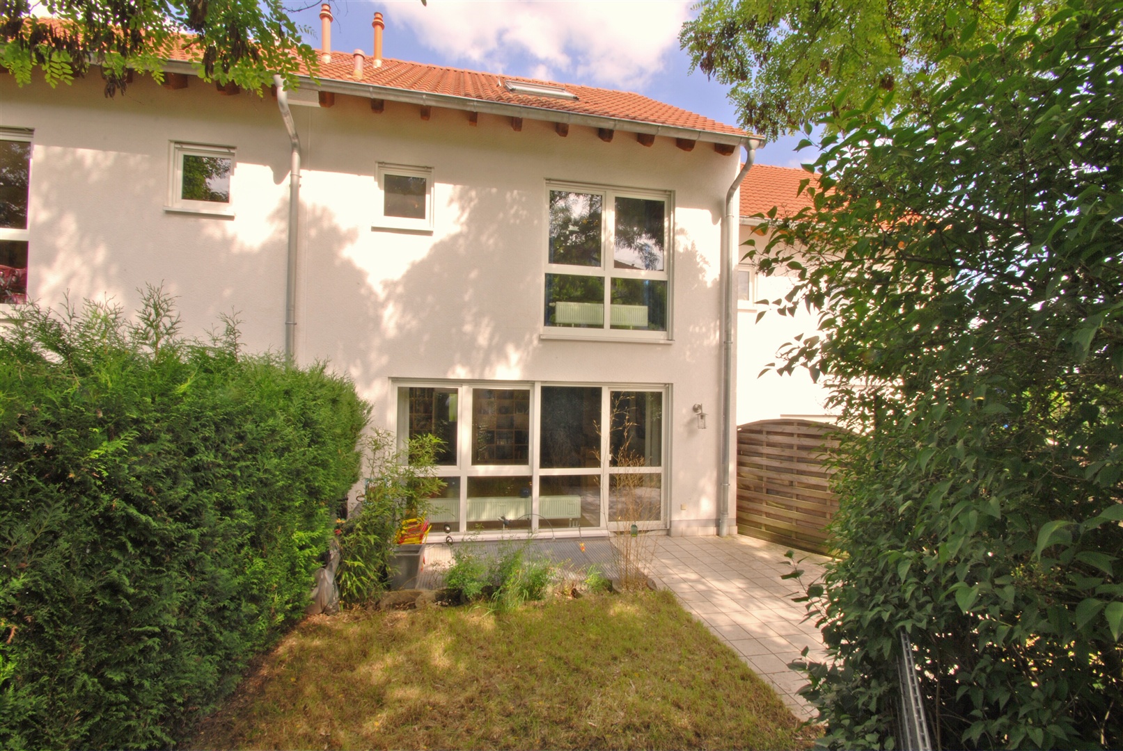 gemütlicher garten mit speziellem grundriss - Oliver Reifferscheid - Immobilienmakler Darmstadt