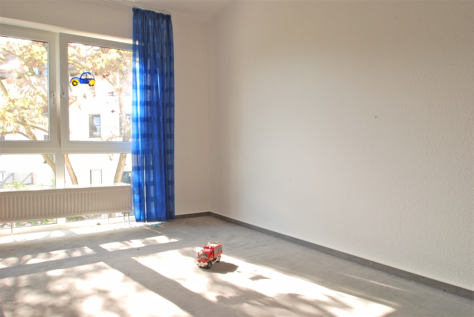 kinderzimmer 1 mit bodentiefen süd - westfenstern - Oliver Reifferscheid - Immobilienmakler Darmstadt