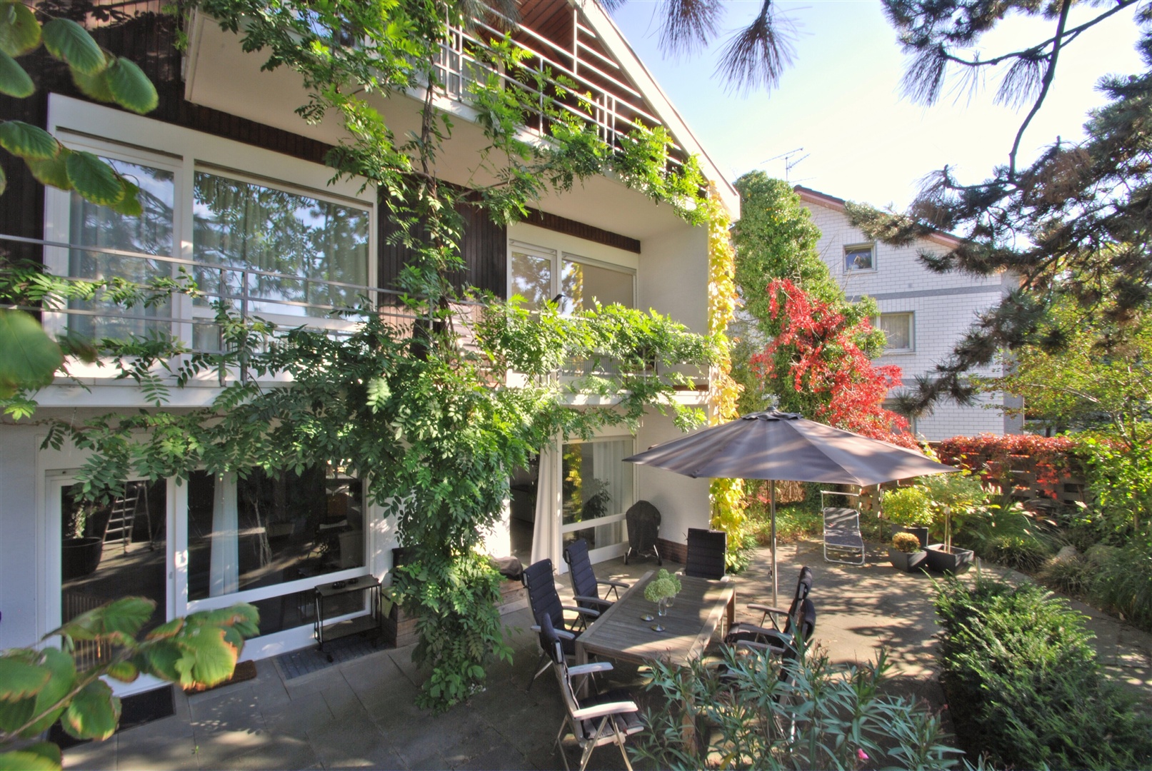Aufsicht auf die Westterrasse mit japanisch angehauchtem Gartenstück - Oliver Reifferscheid - Immobilienmakler Darmstadt