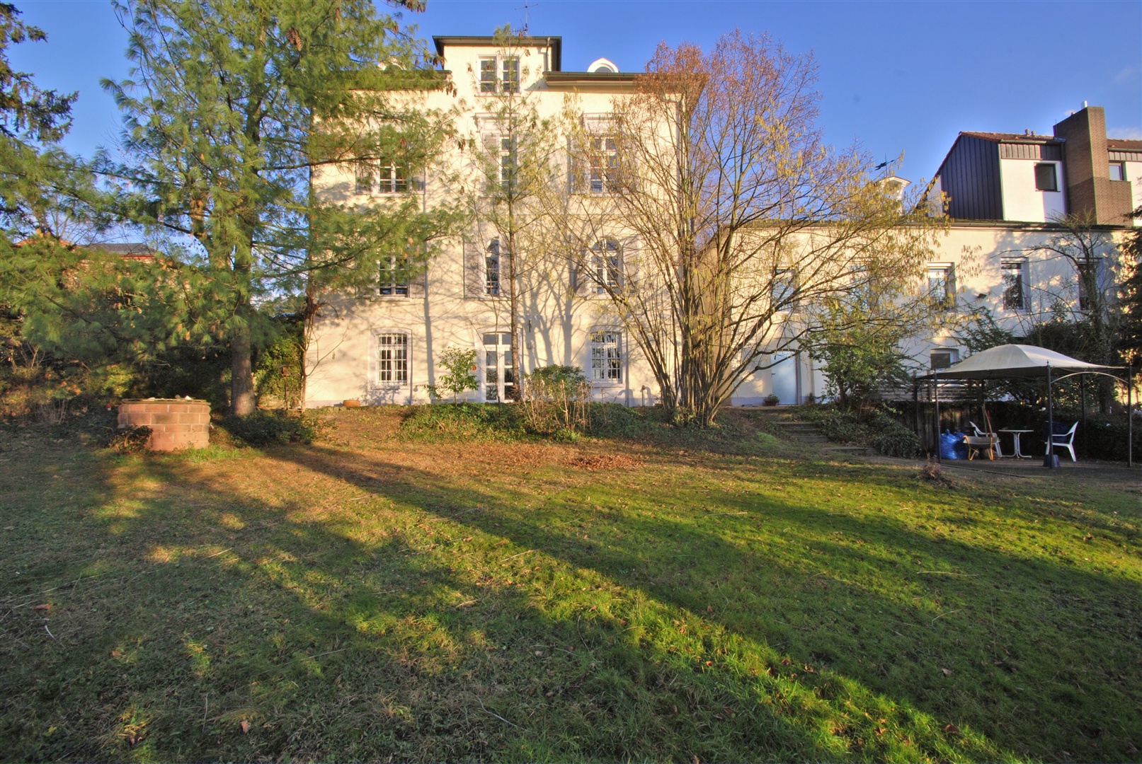 westfassade der villa mit einem weiteren baugrundstück mit eigener zufahrt - Oliver Reifferscheid - Immobilienmakler Darmstadt