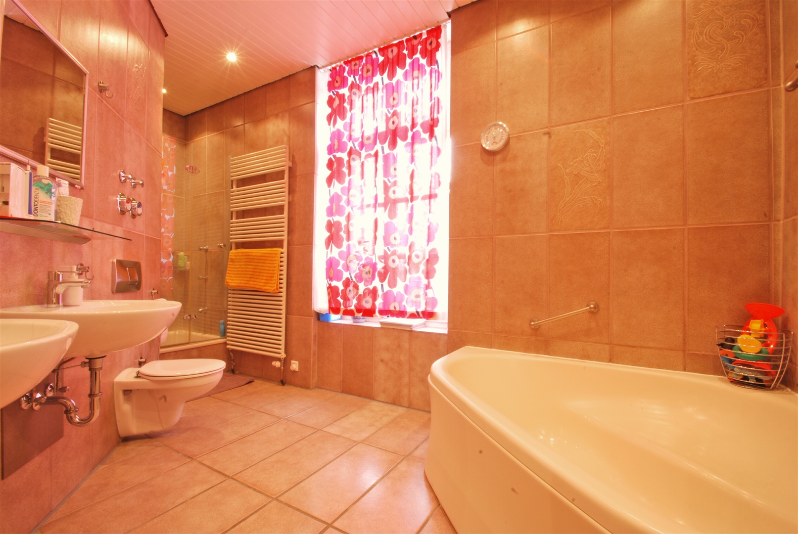 sehr großes tageslichtbad mit badewanne für zwei, duschkabine, toilette und zwei waschtische. der fussboden ist beheizt - Oliver Reifferscheid - Immobilienmakler Darmstadt