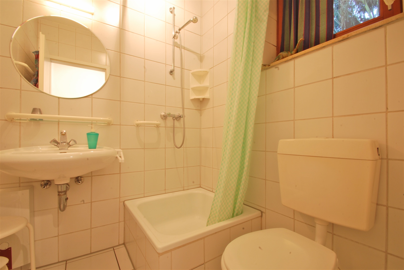 tageslichtbad der einliegerwohnung mit dusche, toilette und waschbecken - Oliver Reifferscheid - Immobilienmakler Darmstadt