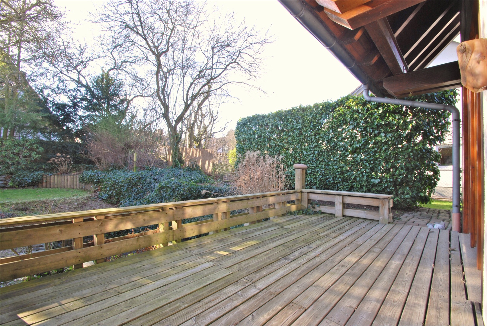 die gleiche terrasse in die westrichtung, gemütlich geschützt vorm blick der nachbarn - Oliver Reifferscheid - Immobilienmakler Darmstadt