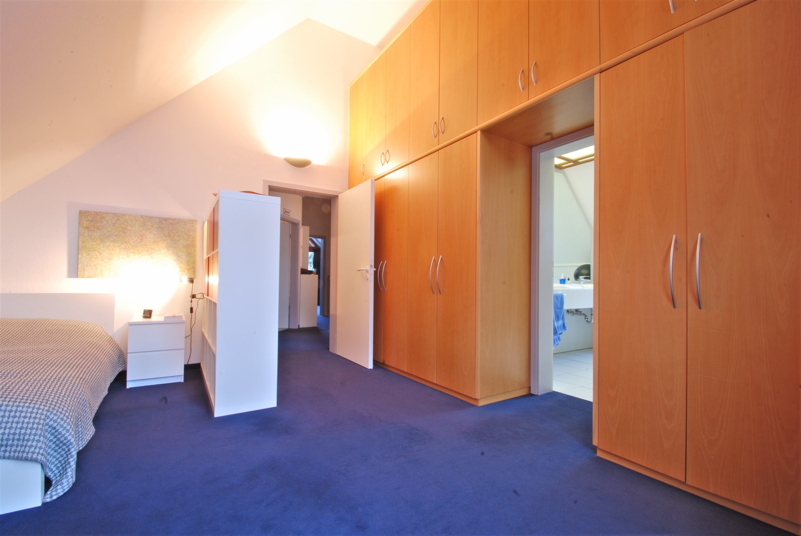 im hauptschlafzimmer ist ein ca. 3,5 meter hoher, riesiger einbauschrank enthalten der miterworben werden kann. in der mitte des raumes der zuang zum elternbadezimmer - Oliver Reifferscheid - Immobilienmakler Darmstadt