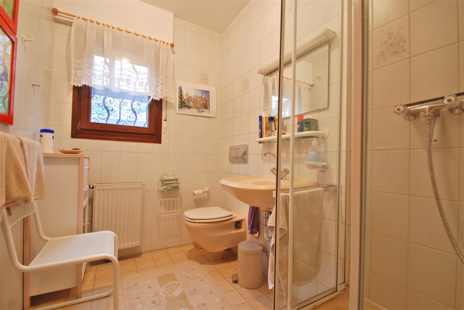 tageslichtbad unmittelbar neben dem büro,- gästezimmer. ausgestattet mit glasdusche, toilette und waschtisch - Oliver Reifferscheid - Immobilienmakler Darmstadt