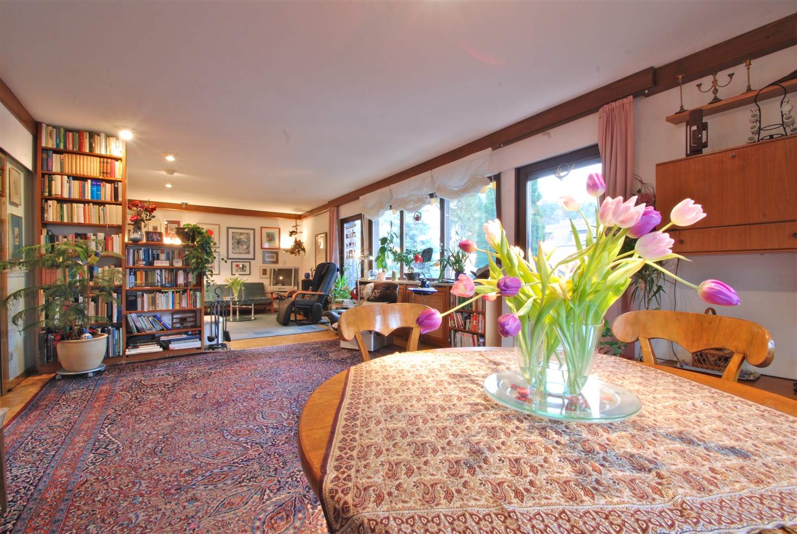 großer wohn- essbereich mit vorgelagertem balkon. im hintergrund die kaminecke - Oliver Reifferscheid - Immobilienmakler Darmstadt