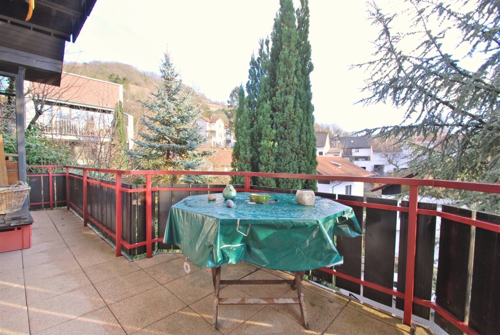 halb umlaufender balkon mit blick ins südliche zwingenberg. der balkon liegt unmittelbar vorm wohnraum - Oliver Reifferscheid - Immobilienmakler Darmstadt