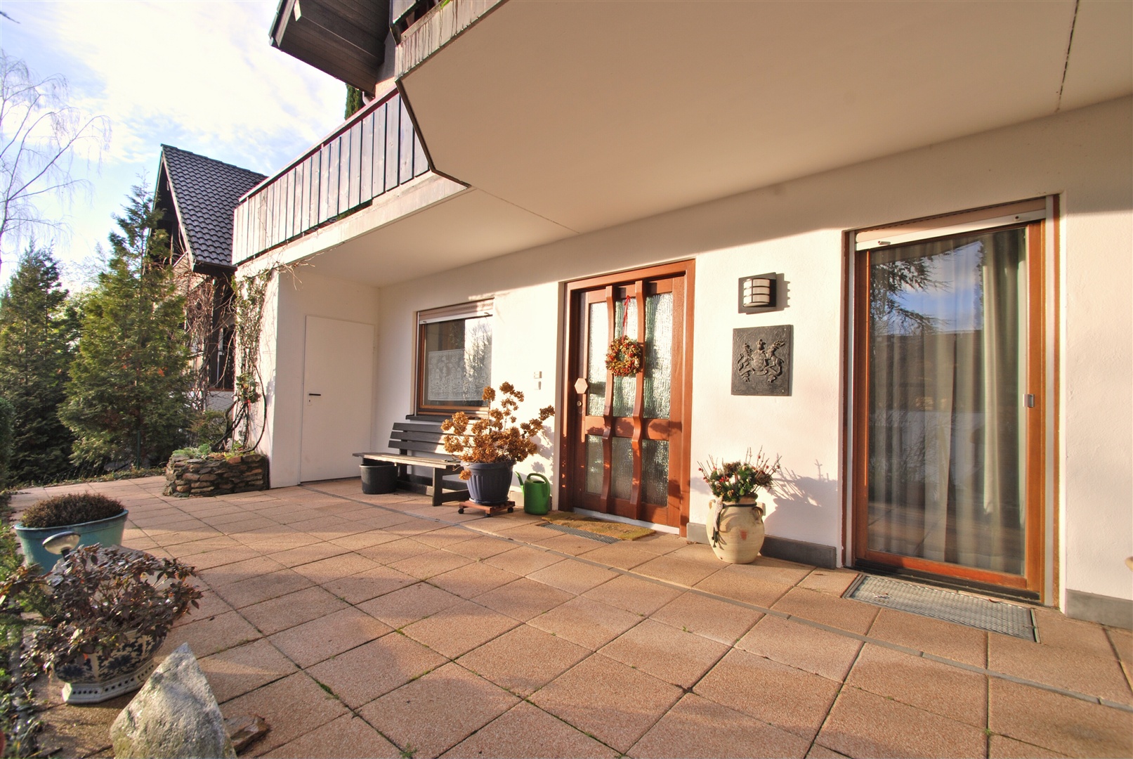 terrasse auf eingangsniveau. von hier haben sie ebenfalls blick bis zur rheinebene. die rechte glastüre geht in die einliegerwohnung. links daneben der haupteingang zum haus mit dem eingang zur einliegerwohnung - Oliver Reifferscheid - Immobilienmakler Darmstadt