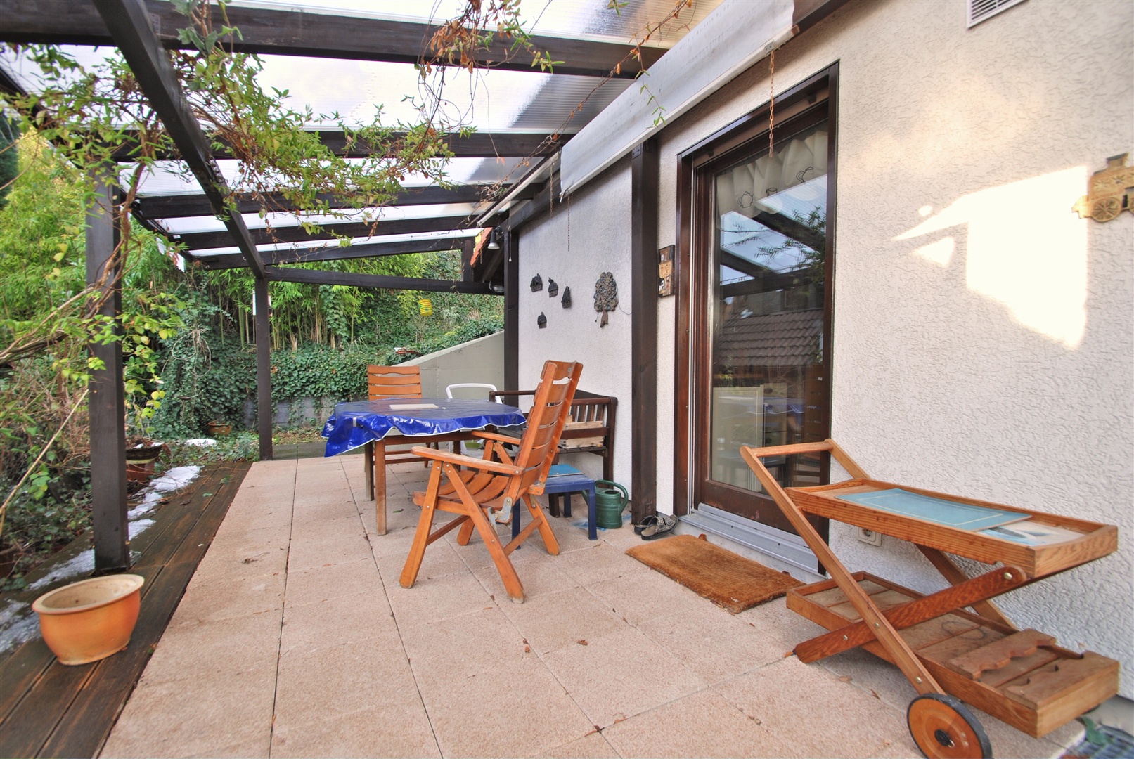 breitere terrasse mit teilweisem blick bis in die rheinebene. die glastüre führt praktischerweise direkt in die küche - Oliver Reifferscheid - Immobilienmakler Darmstadt