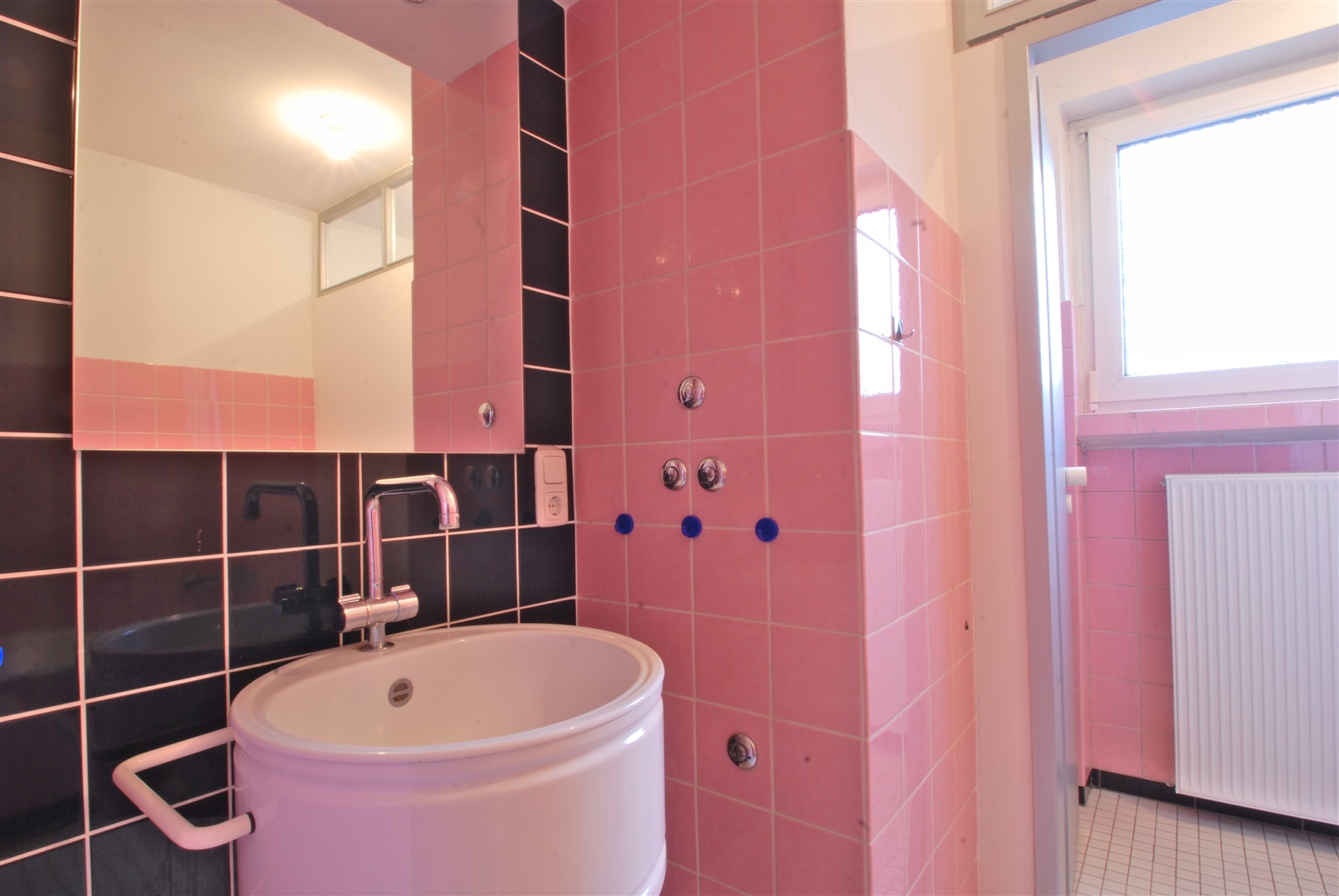 kleines badezimmer, sicherlich renovierungsbedüftig - Oliver Reifferscheid - Immobilienmakler Darmstadt
