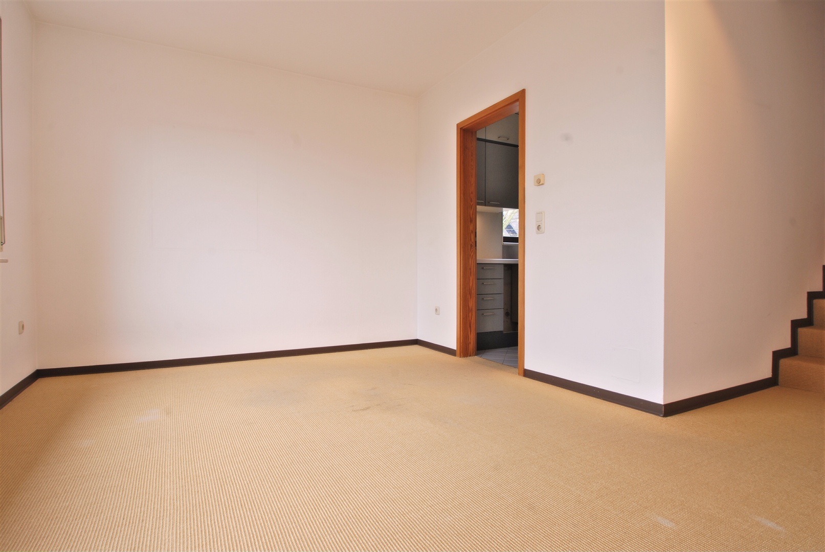 das esszimmer mit vorgelagertem westbalkon ist der zentrale raum des hauses. hier trifft sich die familie. seitlich der eingang zur separaten küche - Oliver Reifferscheid - Immobilienmakler Darmstadt