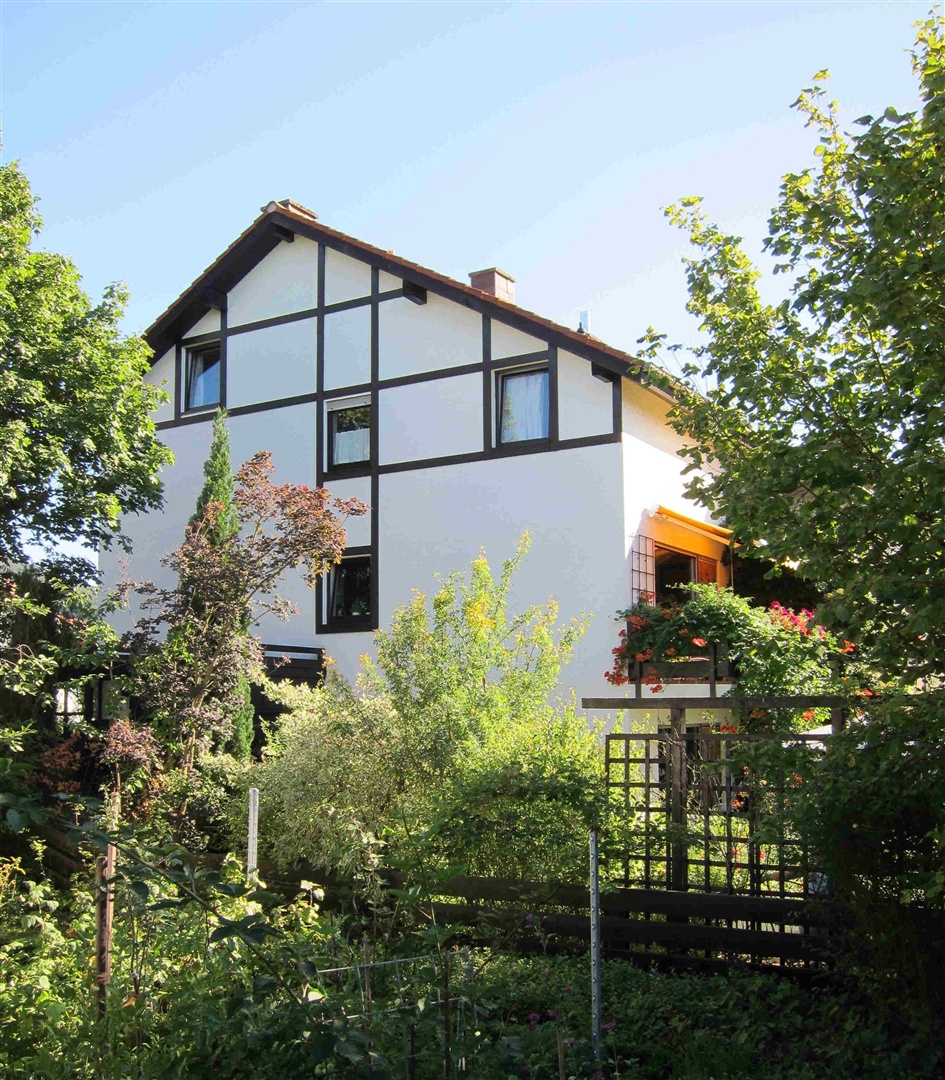 seitenansicht im sommer, bild wurde vom verkäufer geliefert - Oliver Reifferscheid - Immobilienmakler Darmstadt