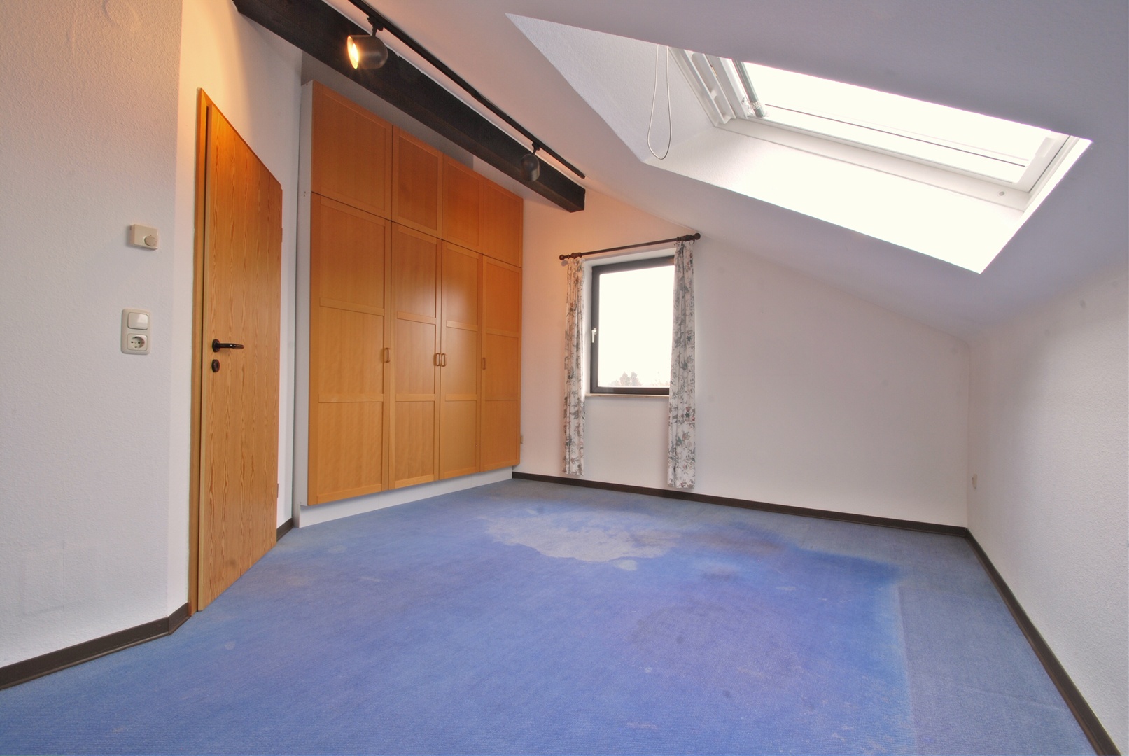 kinderzimmer/arbeitszimmer mit großzügigen einbauschränken - Oliver Reifferscheid - Immobilienmakler Darmstadt