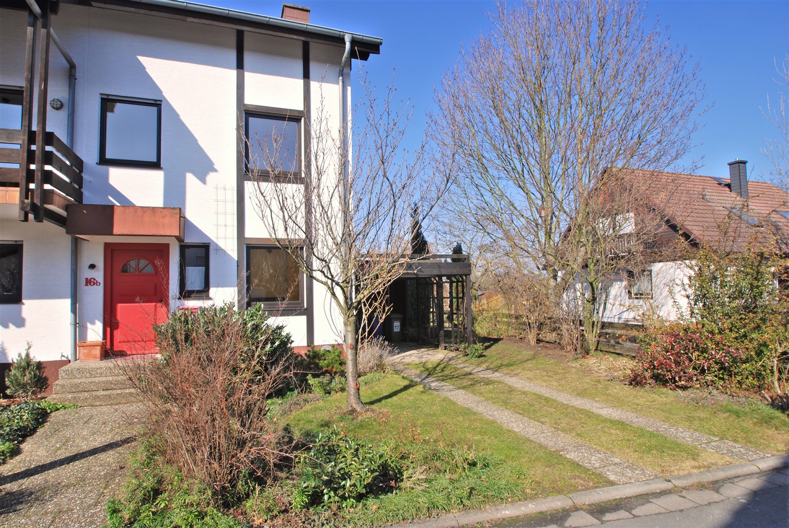 schöner, großzügiger vorgarten mit carport direkt am haus - Oliver Reifferscheid - Immobilienmakler Darmstadt