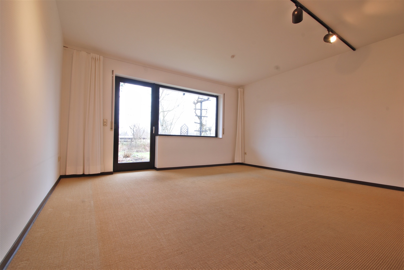 esszimmer mit blick richtung westen. verglaste balkontüre - Oliver Reifferscheid - Immobilienmakler Darmstadt