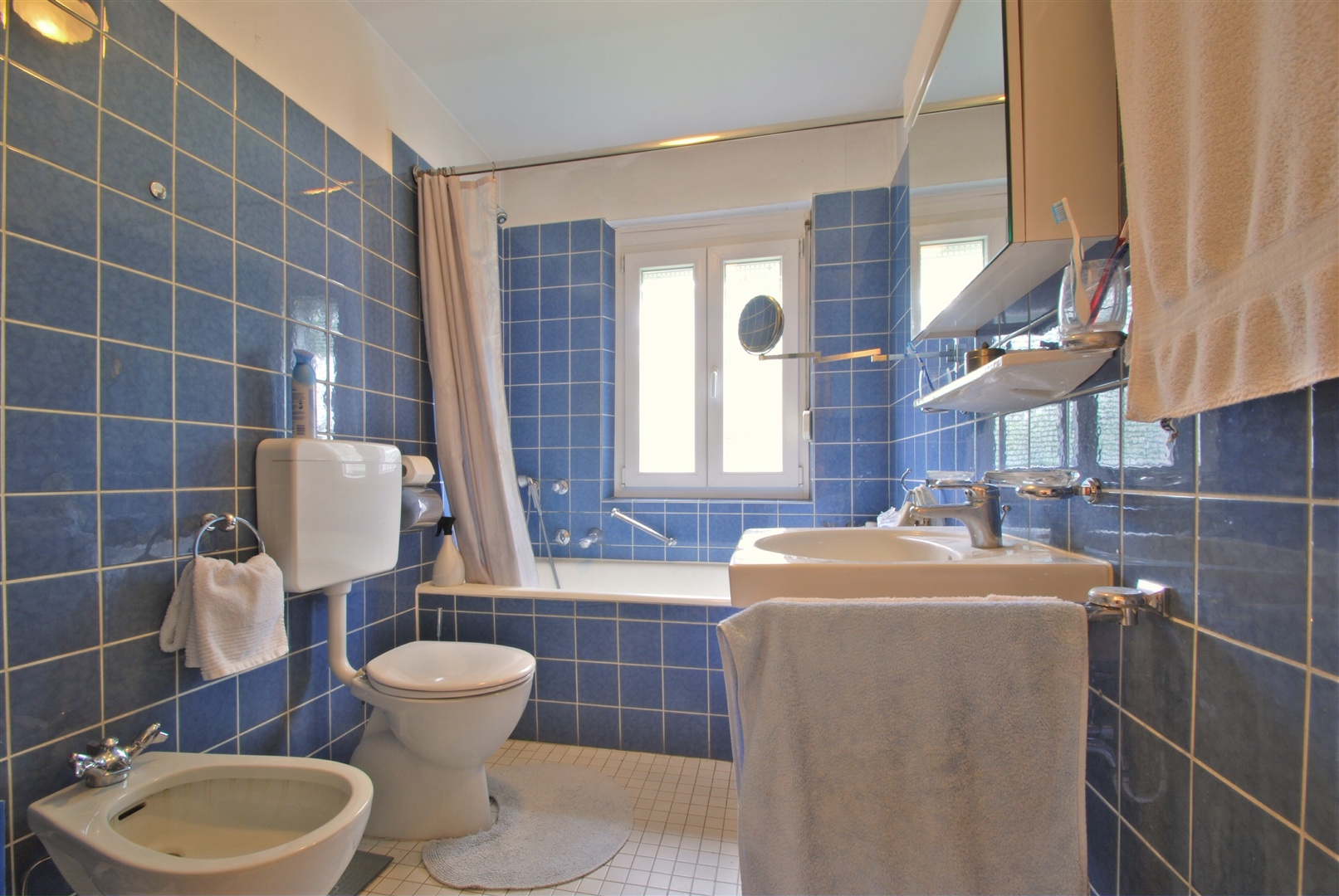 Tageslichtbad im OG mit Wanne, Bidet, WC und Waschtisch. - Oliver Reifferscheid - Immobilienmakler Darmstadt